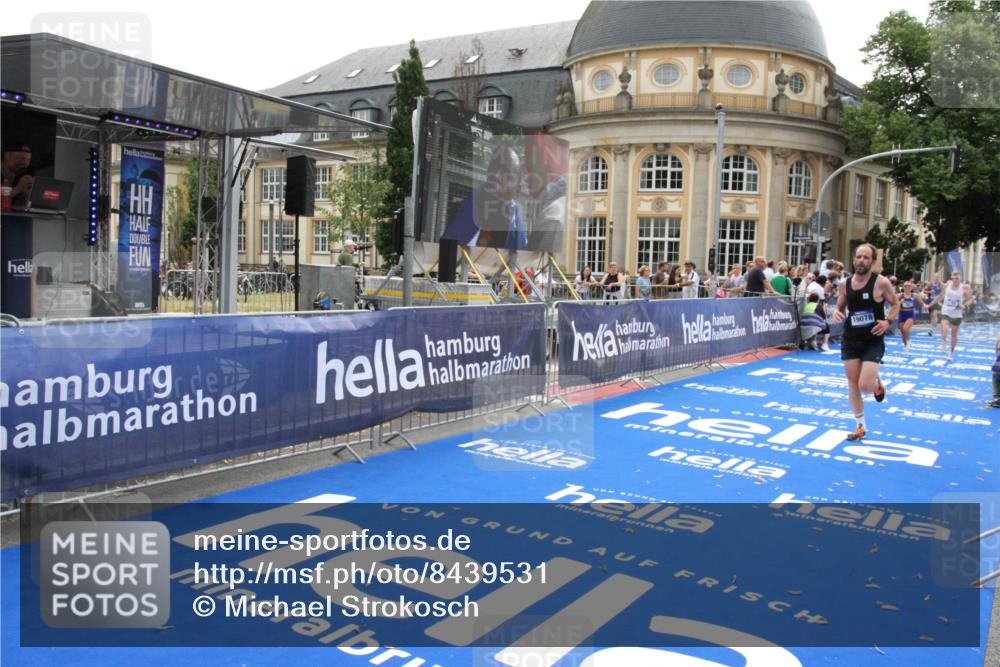 29.06.2025 - hella hamburg halbmarathon Michael Strokosch http://msf.ph/oto/8439531 29.06.2025 10:23:28 Ziel 35, 52, 9385, 17771, 19078 meine-sportfotos.de