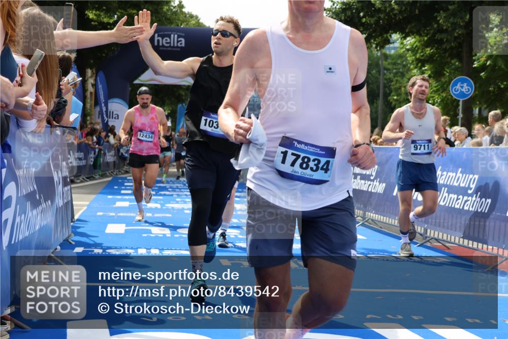 29.06.2025 - hella hamburg halbmarathon Strokosch-Dieckow http://msf.ph/oto/8439542 29.06.2025 10:41:14 Ziel 1570, 3332, 3618, 4205, 4303, 4380, 5387, 5709, 6771, 6901, 7432, 8122, 9659, 9711, 10375, 12434, 12895, 13876, 16816, 17834, 18764 meine-sportfotos.de