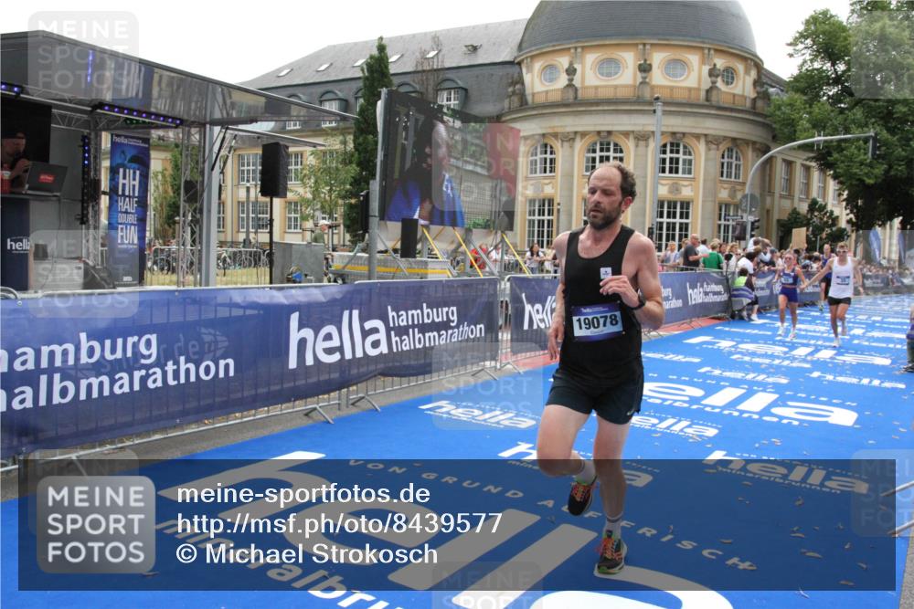 29.06.2025 - hella hamburg halbmarathon Michael Strokosch http://msf.ph/oto/8439577 29.06.2025 10:23:29 Ziel 35, 52, 9385, 17771, 19078 meine-sportfotos.de