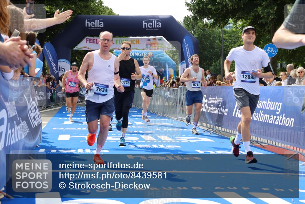 29.06.2025 - hella hamburg halbmarathon Strokosch-Dieckow http://msf.ph/oto/8439581 29.06.2025 10:41:13 Ziel 1136, 1570, 3332, 3618, 4205, 4303, 4380, 5387, 5709, 6901, 8122, 9659, 9711, 9815, 10375, 12434, 12895, 13876, 17834, 18764 meine-sportfotos.de