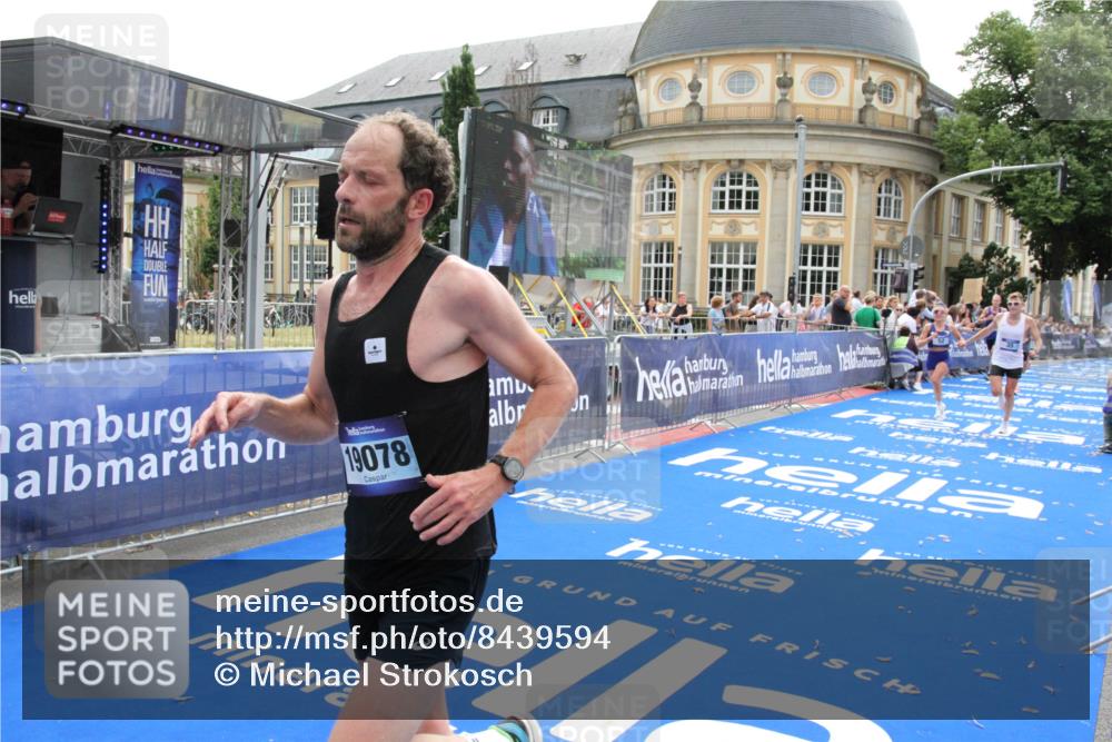 29.06.2025 - hella hamburg halbmarathon Michael Strokosch http://msf.ph/oto/8439594 29.06.2025 10:23:29 Ziel 35, 52, 9385, 17771, 19078 meine-sportfotos.de