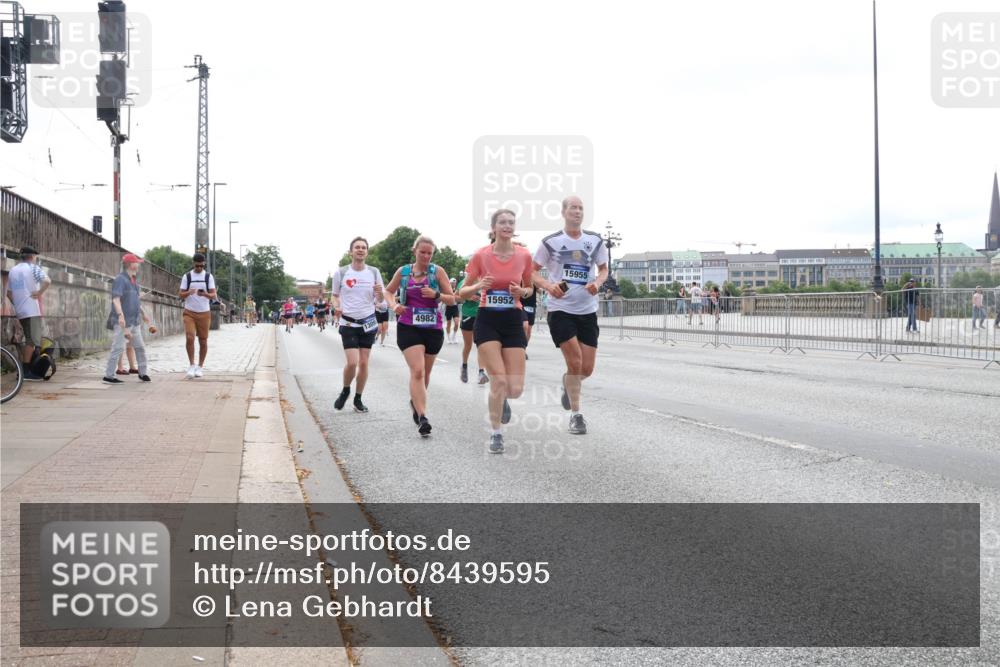29.06.2025 - hella hamburg halbmarathon Lena Gebhardt http://msf.ph/oto/8439595 29.06.2025 10:29:13 Lombardsbrücke 1309, 4982, 15952, 15955, 1230, 1518, 1557, 1869, 2688, 3179, 3311, 3717, 4161, 4349, 4362, 4373, 4834, 4982, 5167, 5249, 5250, 6285, 6345, 6725, 7169, 7449, 8048, 8812, 9714, 10068, 10198, 10322, 10641, 10808, 11792, 11803, 11989, 12099, 12404, 12442, 12958, 13090, 13382, 14205, 14644, 15143, 15452, 15453, 15952, 15955, 16659, 16662, 16673, 16676, 17496, 18298, 18299, 18414 meine-sportfotos.de