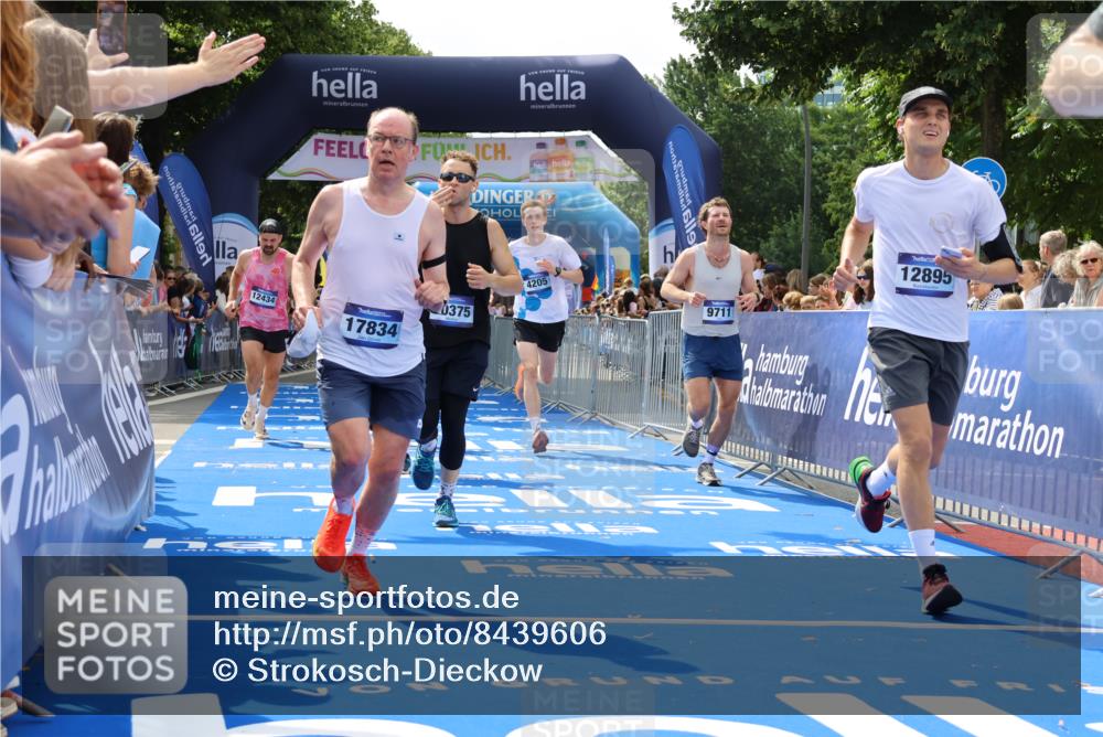 29.06.2025 - hella hamburg halbmarathon Strokosch-Dieckow http://msf.ph/oto/8439606 29.06.2025 10:41:13 Ziel 1136, 1570, 3332, 3618, 4205, 4303, 4380, 5387, 5709, 6901, 8122, 9659, 9711, 9815, 10375, 12434, 12895, 13876, 17834, 18764 meine-sportfotos.de