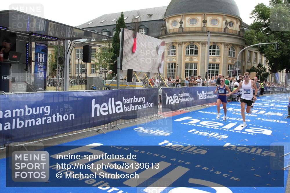 29.06.2025 - hella hamburg halbmarathon Michael Strokosch http://msf.ph/oto/8439613 29.06.2025 10:23:30 Ziel 35, 52, 9385, 17771, 19078 meine-sportfotos.de