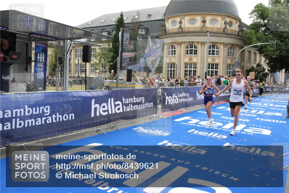 29.06.2025 - hella hamburg halbmarathon Michael Strokosch http://msf.ph/oto/8439621 29.06.2025 10:23:31 Ziel 35, 52, 9385, 17771, 19078 meine-sportfotos.de