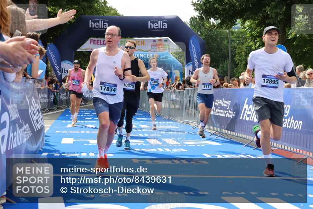 29.06.2025 - hella hamburg halbmarathon Strokosch-Dieckow http://msf.ph/oto/8439631 29.06.2025 10:41:13 Ziel 1136, 1570, 3332, 3618, 4205, 4303, 4380, 5387, 5709, 6901, 8122, 9659, 9711, 9815, 10375, 12434, 12895, 13876, 17834, 18764 meine-sportfotos.de