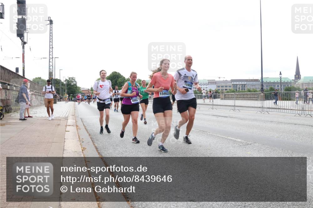 29.06.2025 - hella hamburg halbmarathon Lena Gebhardt http://msf.ph/oto/8439646 29.06.2025 10:29:13 Lombardsbrücke 1309, 4982, 15952, 15955, 1230, 1518, 1557, 1869, 2688, 3179, 3311, 3717, 4161, 4349, 4362, 4373, 4834, 4982, 5167, 5249, 5250, 6285, 6345, 6725, 7169, 7449, 8048, 8812, 9714, 10068, 10198, 10322, 10641, 10808, 11792, 11803, 11989, 12099, 12404, 12442, 12958, 13090, 13382, 14205, 14644, 15143, 15452, 15453, 15952, 15955, 16659, 16662, 16673, 16676, 17496, 18298, 18299, 18414 meine-sportfotos.de