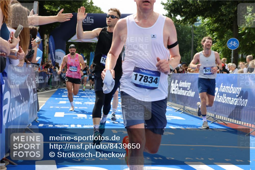 29.06.2025 - hella hamburg halbmarathon Strokosch-Dieckow http://msf.ph/oto/8439650 29.06.2025 10:41:14 Ziel 1570, 3332, 3618, 4205, 4303, 4380, 5387, 5709, 6771, 6901, 7432, 8122, 9659, 9711, 10375, 12434, 12895, 13876, 16816, 17834, 18764 meine-sportfotos.de
