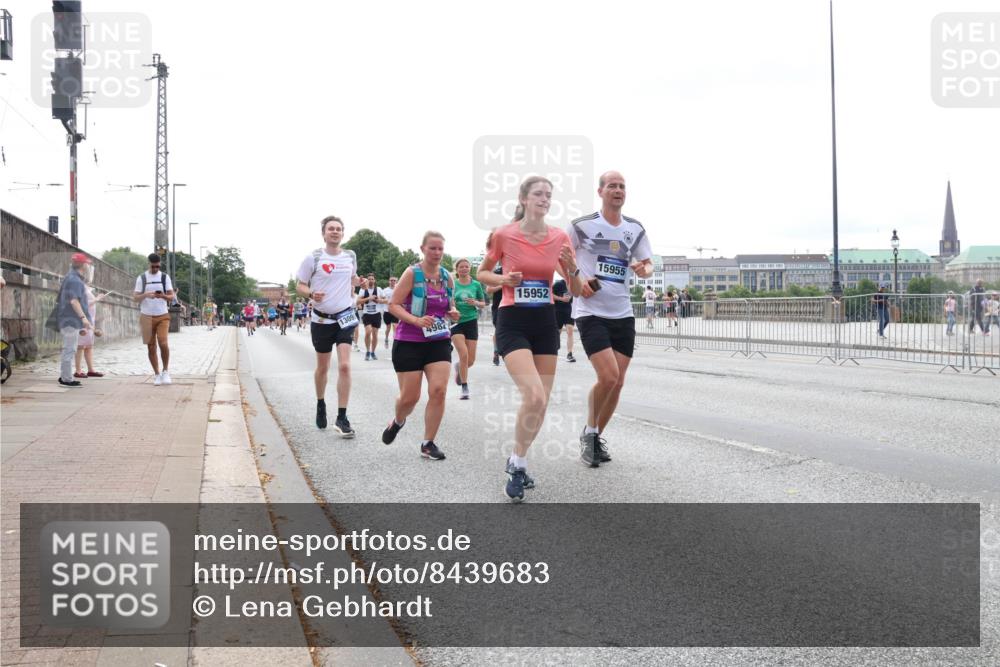 29.06.2025 - hella hamburg halbmarathon Lena Gebhardt http://msf.ph/oto/8439683 29.06.2025 10:29:13 Lombardsbrücke 1309, 4982, 15952, 15955, 1230, 1518, 1557, 1869, 2688, 3179, 3311, 3717, 4161, 4349, 4362, 4373, 4834, 4982, 5167, 5249, 5250, 6285, 6345, 6725, 7169, 7449, 8048, 8812, 9714, 10068, 10198, 10322, 10641, 10808, 11792, 11803, 11989, 12099, 12404, 12442, 12958, 13090, 13382, 14205, 14644, 15143, 15452, 15453, 15952, 15955, 16659, 16662, 16673, 16676, 17496, 18298, 18299, 18414 meine-sportfotos.de