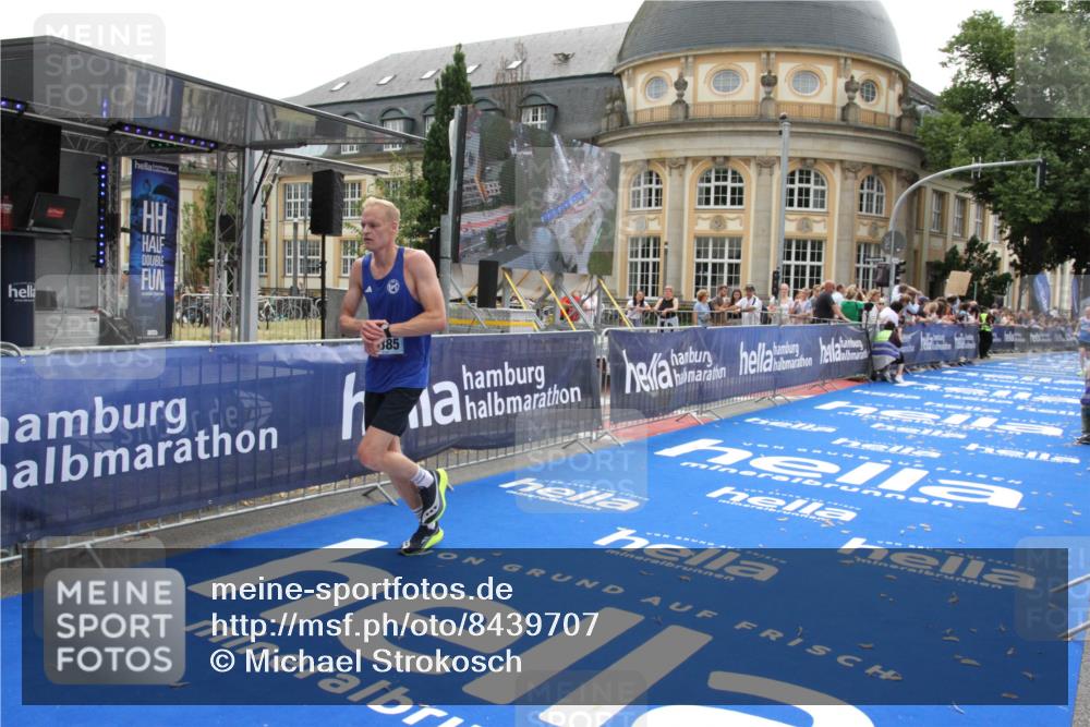 29.06.2025 - hella hamburg halbmarathon Michael Strokosch http://msf.ph/oto/8439707 29.06.2025 10:23:33 Ziel 35, 52, 9385, 16169, 17771 meine-sportfotos.de