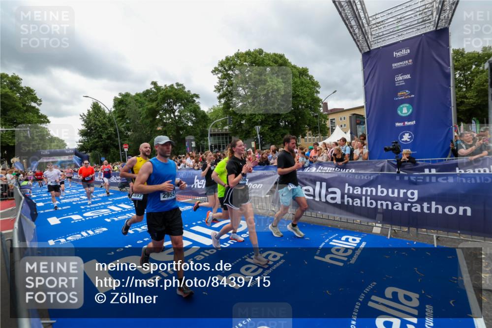 29.06.2025 - hella hamburg halbmarathon Zöllner http://msf.ph/oto/8439715 29.06.2025 10:55:46 Ziel 1120, 1143, 1834, 2955, 4897, 5021, 6569, 6924, 7221, 8255, 8618, 10212, 11039, 12483, 12515, 12858, 14365, 14909, 15896, 18064, 18190 meine-sportfotos.de