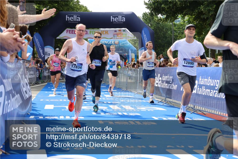 29.06.2025 - hella hamburg halbmarathon Strokosch-Dieckow http://msf.ph/oto/8439718 29.06.2025 10:41:13 Ziel 1136, 1570, 3332, 3618, 4205, 4303, 4380, 5387, 5709, 6901, 8122, 9659, 9711, 9815, 10375, 12434, 12895, 13876, 17834, 18764 meine-sportfotos.de
