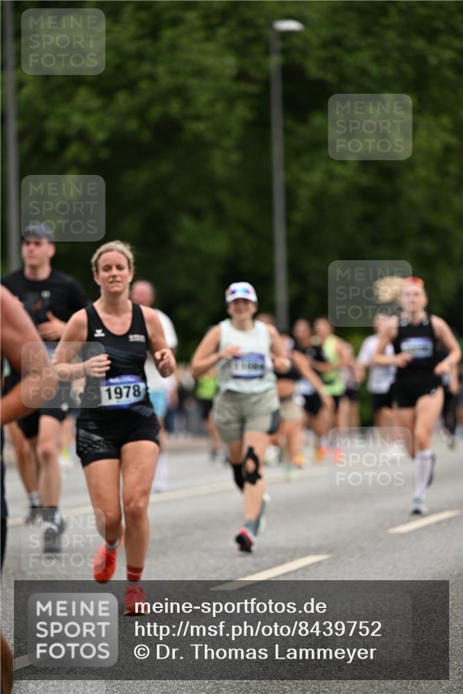 29.06.2025 - hella hamburg halbmarathon Dr. Thomas Lammeyer http://msf.ph/oto/8439752 29.06.2025 10:56:40 Kennedybrücke 1369, 1978, 2308, 3140, 3645, 4087, 4273, 4815, 5262, 5291, 6406, 6671, 6885, 6961, 6985, 7682, 7691, 7737, 8194, 8196, 8672, 9068, 9070, 9220, 9582, 9583, 9594, 9673, 9730, 10296, 10342, 10496, 10634, 10928, 11084, 11297, 11375 meine-sportfotos.de