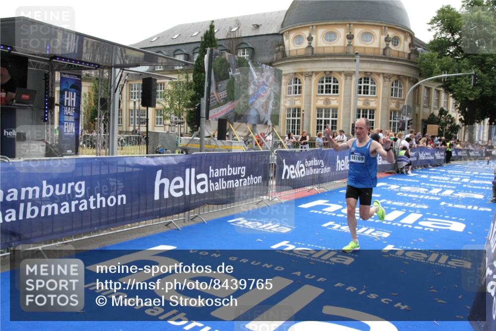 29.06.2025 - hella hamburg halbmarathon Michael Strokosch http://msf.ph/oto/8439765 29.06.2025 10:23:38 Ziel 7834, 16169 meine-sportfotos.de
