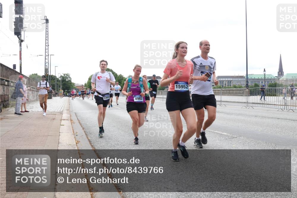 29.06.2025 - hella hamburg halbmarathon Lena Gebhardt http://msf.ph/oto/8439766 29.06.2025 10:29:13 Lombardsbrücke 13090, 4982, 15952, 1230, 1518, 1557, 1869, 2688, 3179, 3311, 3717, 4161, 4349, 4362, 4373, 4834, 4982, 5167, 5249, 5250, 6285, 6345, 6725, 7169, 7449, 8048, 8812, 9714, 10068, 10198, 10322, 10641, 10808, 11792, 11803, 11989, 12099, 12404, 12442, 12958, 13090, 13382, 14205, 14644, 15143, 15452, 15453, 15952, 15955, 16659, 16662, 16673, 16676, 17496, 18298, 18299, 18414 meine-sportfotos.de