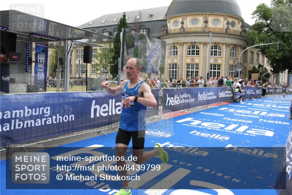 29.06.2025 - hella hamburg halbmarathon Michael Strokosch http://msf.ph/oto/8439799 29.06.2025 10:23:39 Ziel 7834, 16169 meine-sportfotos.de