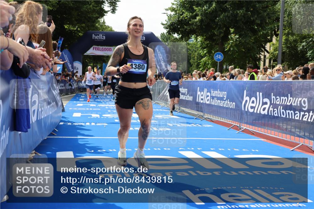 29.06.2025 - hella hamburg halbmarathon Strokosch-Dieckow http://msf.ph/oto/8439815 29.06.2025 10:41:10 Ziel 1136, 2568, 3332, 3618, 4205, 4380, 4871, 5387, 5709, 6901, 8122, 9358, 9659, 9711, 9815, 10375, 12434, 12895, 13268, 17100, 17620, 17834, 18045, 18049 meine-sportfotos.de