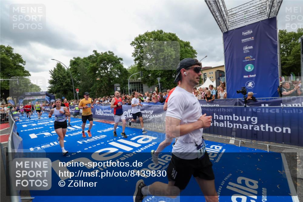 29.06.2025 - hella hamburg halbmarathon Zöllner http://msf.ph/oto/8439830 29.06.2025 10:55:48 Ziel 1143, 1834, 4897, 5021, 6569, 6924, 7221, 8255, 8618, 10212, 12483, 12858, 13474, 14365, 14909, 16401, 16434, 16786, 18125, 18190, 19047 meine-sportfotos.de