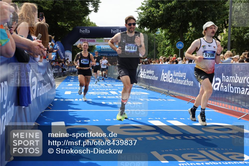29.06.2025 - hella hamburg halbmarathon Strokosch-Dieckow http://msf.ph/oto/8439837 29.06.2025 10:41:09 Ziel 1136, 2568, 3332, 3618, 4205, 4380, 4871, 5387, 5709, 6683, 6901, 8122, 9358, 9659, 9711, 9815, 10375, 12434, 12895, 13268, 17100, 17620, 17834, 17971, 18045, 18049 meine-sportfotos.de