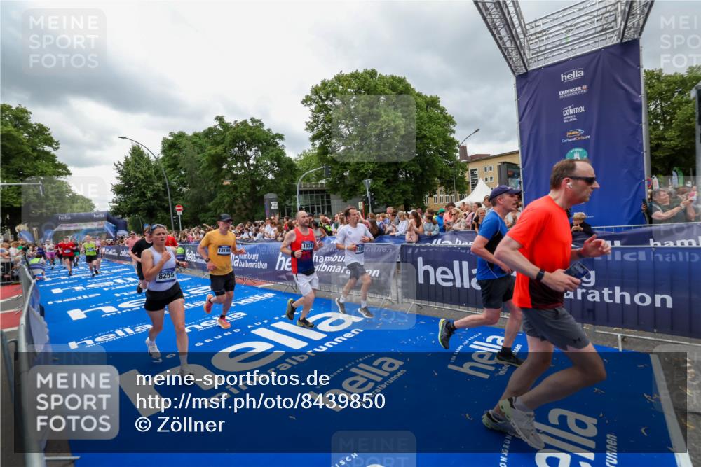 29.06.2025 - hella hamburg halbmarathon Zöllner http://msf.ph/oto/8439850 29.06.2025 10:55:48 Ziel 1143, 1834, 4897, 5021, 6569, 6924, 7221, 8255, 8618, 10212, 12483, 12858, 13474, 14365, 14909, 16401, 16434, 16786, 18125, 18190, 19047 meine-sportfotos.de