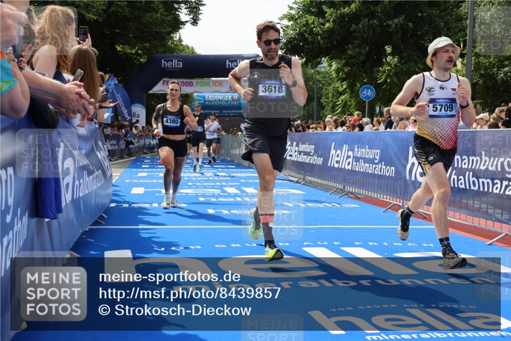 29.06.2025 - hella hamburg halbmarathon Strokosch-Dieckow http://msf.ph/oto/8439857 29.06.2025 10:41:09 Ziel 1136, 2568, 3332, 3618, 4205, 4380, 4871, 5387, 5709, 6683, 6901, 8122, 9358, 9659, 9711, 9815, 10375, 12434, 12895, 13268, 17100, 17620, 17834, 17971, 18045, 18049 meine-sportfotos.de
