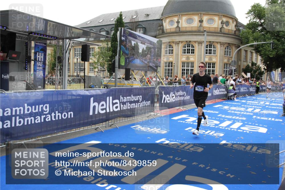 29.06.2025 - hella hamburg halbmarathon Michael Strokosch http://msf.ph/oto/8439859 29.06.2025 10:23:43 Ziel 5301, 7834, 9151 meine-sportfotos.de