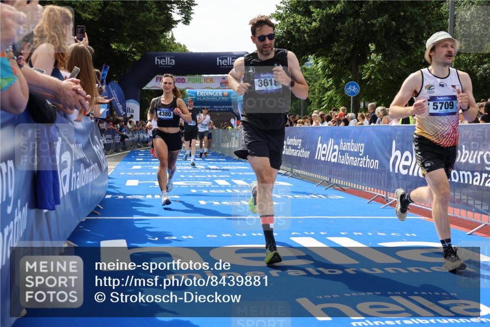 29.06.2025 - hella hamburg halbmarathon Strokosch-Dieckow http://msf.ph/oto/8439881 29.06.2025 10:41:09 Ziel 1136, 2568, 3332, 3618, 4205, 4380, 4871, 5387, 5709, 6683, 6901, 8122, 9358, 9659, 9711, 9815, 10375, 12434, 12895, 13268, 17100, 17620, 17834, 17971, 18045, 18049 meine-sportfotos.de