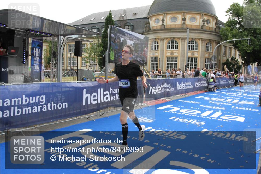 29.06.2025 - hella hamburg halbmarathon Michael Strokosch http://msf.ph/oto/8439893 29.06.2025 10:23:44 Ziel 5301, 7834, 9151 meine-sportfotos.de