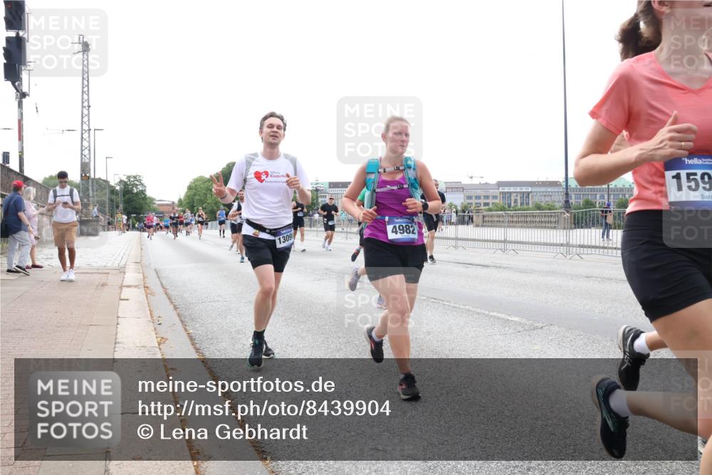 29.06.2025 - hella hamburg halbmarathon Lena Gebhardt http://msf.ph/oto/8439904 29.06.2025 10:29:14 Lombardsbrücke 1309, 4982, 159, 1230, 1518, 1557, 1661, 1869, 2688, 3179, 3311, 3717, 4161, 4349, 4362, 4373, 4834, 4982, 5167, 5249, 5250, 6285, 6345, 6725, 7169, 7449, 8048, 8812, 9714, 10068, 10198, 10322, 10641, 10808, 11249, 11792, 11803, 11989, 12099, 12404, 12442, 12958, 13090, 13382, 14205, 14644, 15143, 15452, 15453, 15952, 15955, 16659, 16662, 16673, 16676, 17496, 18298, 18299, 18414 meine-sportfotos.de