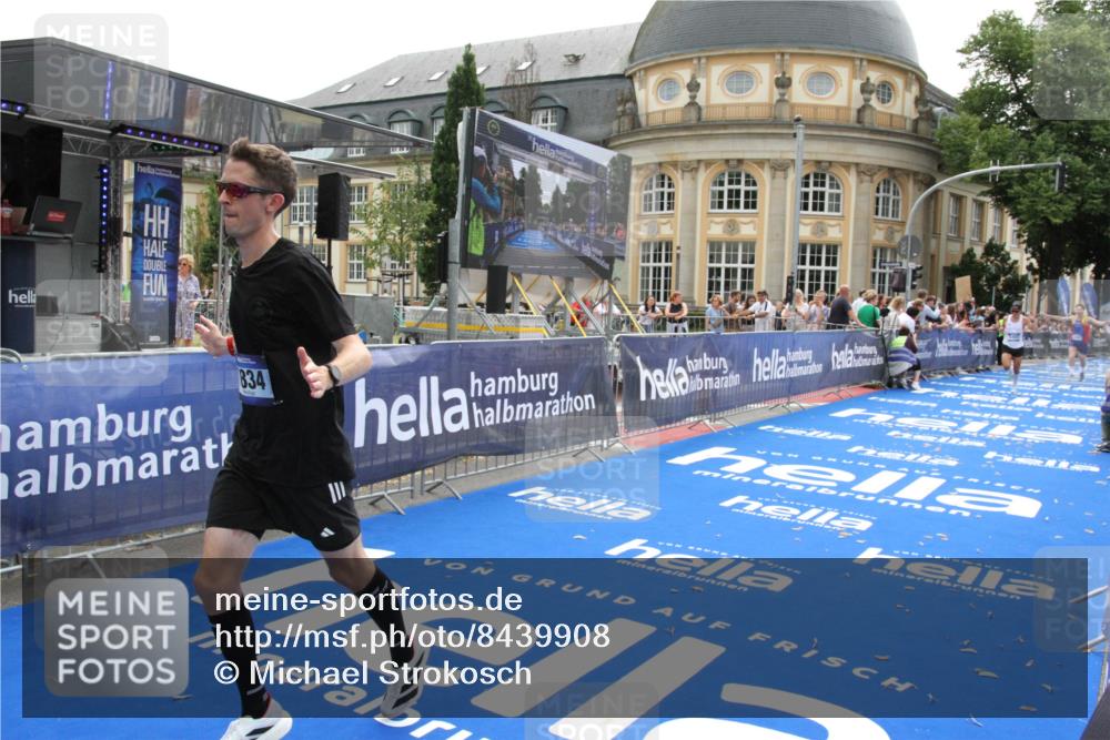 29.06.2025 - hella hamburg halbmarathon Michael Strokosch http://msf.ph/oto/8439908 29.06.2025 10:23:44 Ziel 5301, 7834, 9151 meine-sportfotos.de