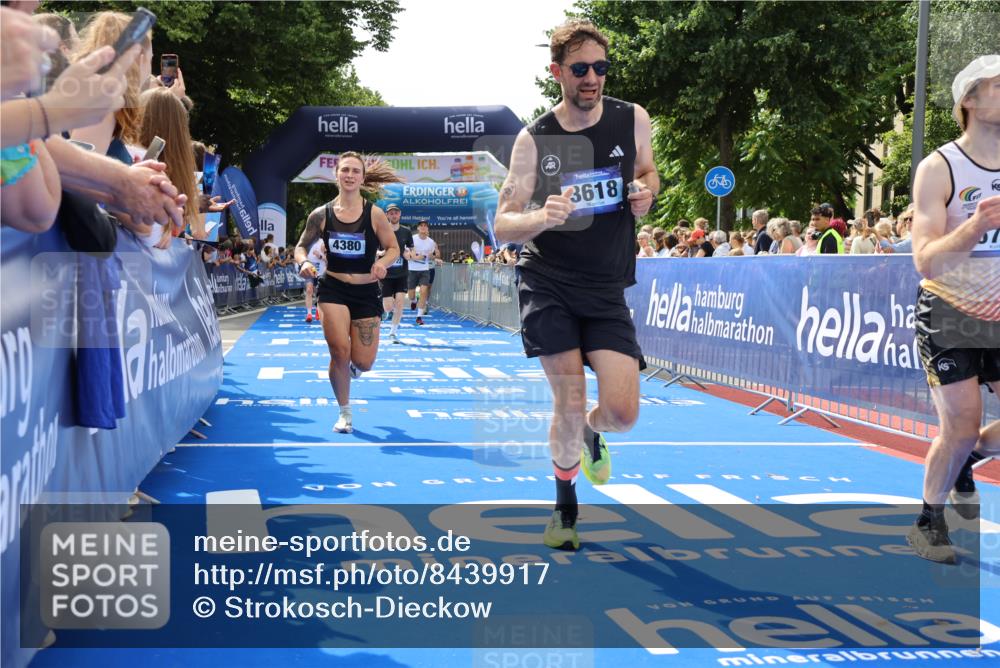 29.06.2025 - hella hamburg halbmarathon Strokosch-Dieckow http://msf.ph/oto/8439917 29.06.2025 10:41:09 Ziel 1136, 2568, 3332, 3618, 4205, 4380, 4871, 5387, 5709, 6683, 6901, 8122, 9358, 9659, 9711, 9815, 10375, 12434, 12895, 13268, 17100, 17620, 17834, 17971, 18045, 18049 meine-sportfotos.de