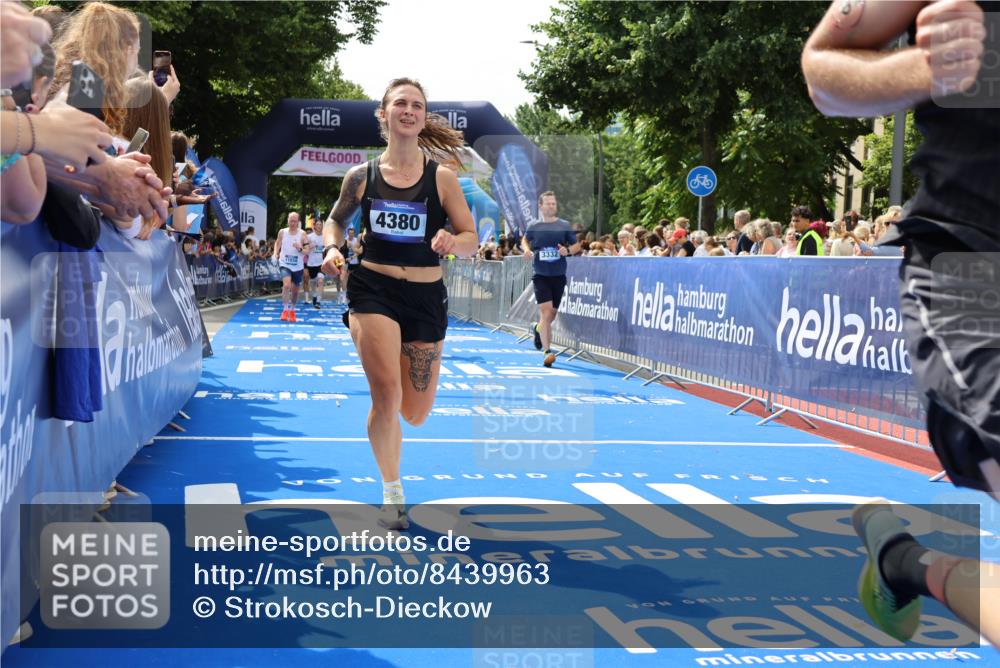 29.06.2025 - hella hamburg halbmarathon Strokosch-Dieckow http://msf.ph/oto/8439963 29.06.2025 10:41:10 Ziel 1136, 2568, 3332, 3618, 4205, 4380, 4871, 5387, 5709, 6901, 8122, 9358, 9659, 9711, 9815, 10375, 12434, 12895, 13268, 17100, 17620, 17834, 18045, 18049 meine-sportfotos.de