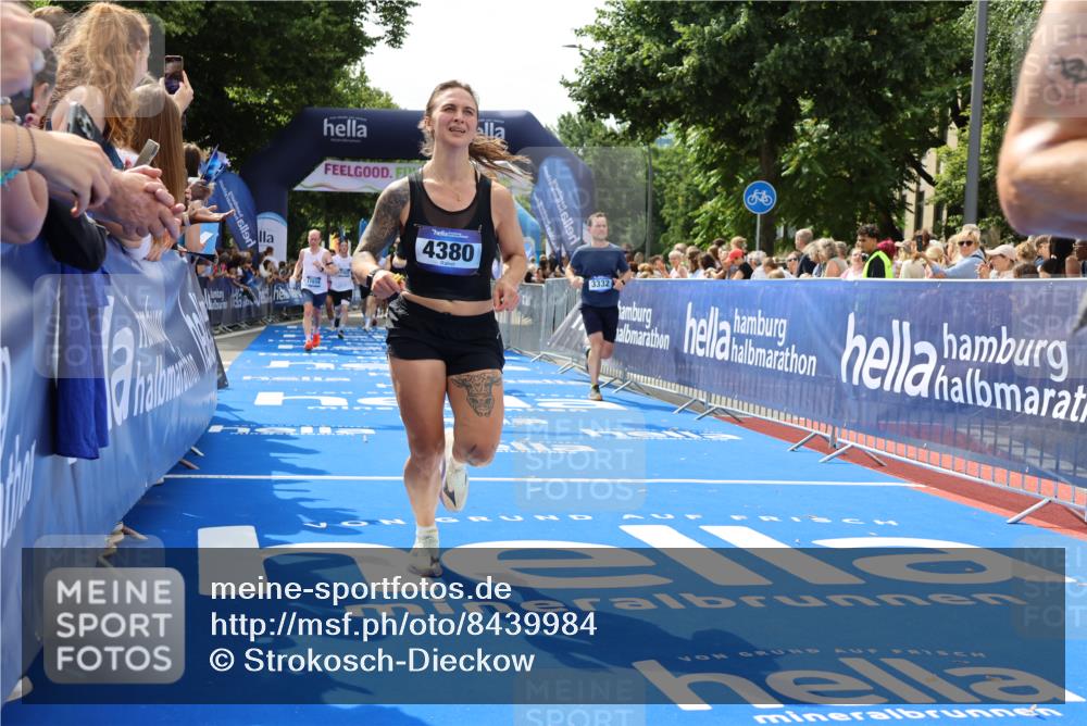 29.06.2025 - hella hamburg halbmarathon Strokosch-Dieckow http://msf.ph/oto/8439984 29.06.2025 10:41:10 Ziel 1136, 2568, 3332, 3618, 4205, 4380, 4871, 5387, 5709, 6901, 8122, 9358, 9659, 9711, 9815, 10375, 12434, 12895, 13268, 17100, 17620, 17834, 18045, 18049 meine-sportfotos.de
