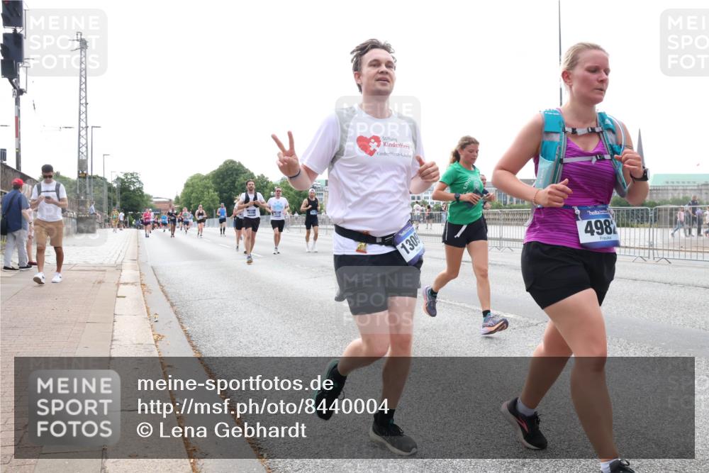 29.06.2025 - hella hamburg halbmarathon Lena Gebhardt http://msf.ph/oto/8440004 29.06.2025 10:29:15 Lombardsbrücke 101, 1309, 4982, 1230, 1518, 1557, 1661, 1869, 2688, 3179, 3311, 3717, 4161, 4349, 4362, 4373, 4834, 4982, 5167, 5249, 6285, 6345, 6725, 7169, 7449, 8048, 8812, 9714, 10198, 10322, 10641, 10808, 11249, 11792, 11803, 11989, 12086, 12099, 12404, 12442, 12958, 13090, 13382, 14205, 14644, 15143, 15452, 15453, 15952, 15955, 16659, 16662, 16673, 16676, 17496, 18298, 18299, 18414 meine-sportfotos.de