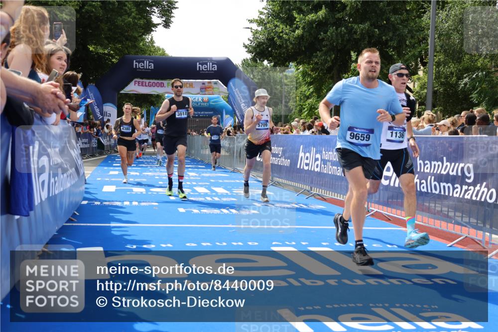 29.06.2025 - hella hamburg halbmarathon Strokosch-Dieckow http://msf.ph/oto/8440009 29.06.2025 10:41:08 Ziel 1136, 2568, 2949, 3332, 3618, 4205, 4380, 4871, 5387, 5709, 6683, 6901, 8122, 9358, 9659, 9711, 9815, 10375, 12434, 12895, 13268, 17100, 17620, 17834, 17971, 18045, 18049 meine-sportfotos.de
