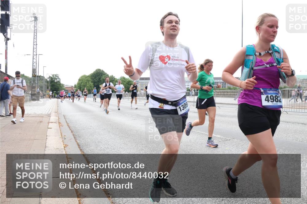 29.06.2025 - hella hamburg halbmarathon Lena Gebhardt http://msf.ph/oto/8440032 29.06.2025 10:29:15 Lombardsbrücke 1309, 4982, 1230, 1518, 1557, 1661, 1869, 2688, 3179, 3311, 3717, 4161, 4349, 4362, 4373, 4834, 4982, 5167, 5249, 6285, 6345, 6725, 7169, 7449, 8048, 8812, 9714, 10198, 10322, 10641, 10808, 11249, 11792, 11803, 11989, 12086, 12099, 12404, 12442, 12958, 13090, 13382, 14205, 14644, 15143, 15452, 15453, 15952, 15955, 16659, 16662, 16673, 16676, 17496, 18298, 18299, 18414 meine-sportfotos.de