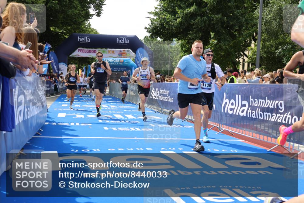 29.06.2025 - hella hamburg halbmarathon Strokosch-Dieckow http://msf.ph/oto/8440033 29.06.2025 10:41:08 Ziel 1136, 2568, 2949, 3332, 3618, 4205, 4380, 4871, 5387, 5709, 6683, 6901, 8122, 9358, 9659, 9711, 9815, 10375, 12434, 12895, 13268, 17100, 17620, 17834, 17971, 18045, 18049 meine-sportfotos.de