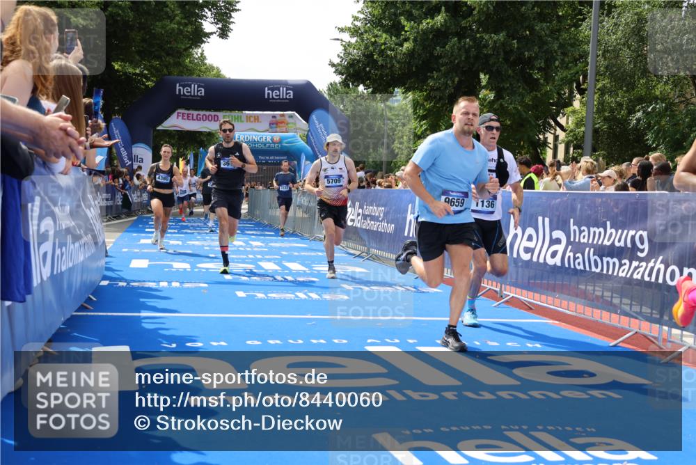 29.06.2025 - hella hamburg halbmarathon Strokosch-Dieckow http://msf.ph/oto/8440060 29.06.2025 10:41:08 Ziel 1136, 2568, 2949, 3332, 3618, 4205, 4380, 4871, 5387, 5709, 6683, 6901, 8122, 9358, 9659, 9711, 9815, 10375, 12434, 12895, 13268, 17100, 17620, 17834, 17971, 18045, 18049 meine-sportfotos.de