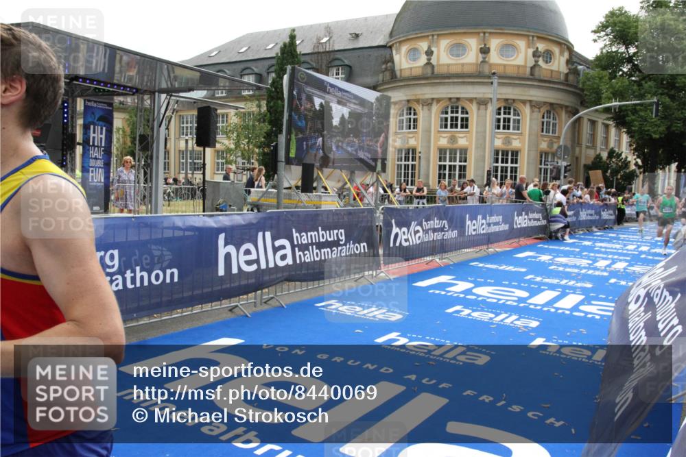 29.06.2025 - hella hamburg halbmarathon Michael Strokosch http://msf.ph/oto/8440069 29.06.2025 10:23:50 Ziel 5301, 6699, 9151, 9447, 10780 meine-sportfotos.de