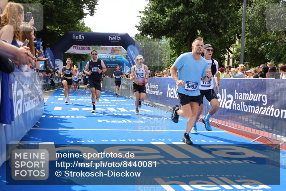 29.06.2025 - hella hamburg halbmarathon Strokosch-Dieckow http://msf.ph/oto/8440081 29.06.2025 10:41:08 Ziel 1136, 2568, 2949, 3332, 3618, 4205, 4380, 4871, 5387, 5709, 6683, 6901, 8122, 9358, 9659, 9711, 9815, 10375, 12434, 12895, 13268, 17100, 17620, 17834, 17971, 18045, 18049 meine-sportfotos.de