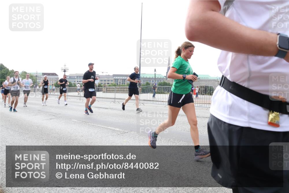 29.06.2025 - hella hamburg halbmarathon Lena Gebhardt http://msf.ph/oto/8440082 29.06.2025 10:29:15 Lombardsbrücke 10198, 1192, 1230, 1518, 1557, 1661, 1869, 2688, 3179, 3311, 3717, 4161, 4349, 4362, 4373, 4834, 4982, 5167, 5249, 6285, 6345, 6725, 7169, 7449, 8048, 8812, 9714, 10198, 10322, 10641, 10808, 11249, 11792, 11803, 11989, 12086, 12099, 12404, 12442, 12958, 13090, 13382, 14205, 14644, 15143, 15452, 15453, 15952, 15955, 16659, 16662, 16673, 16676, 17496, 18298, 18299, 18414 meine-sportfotos.de