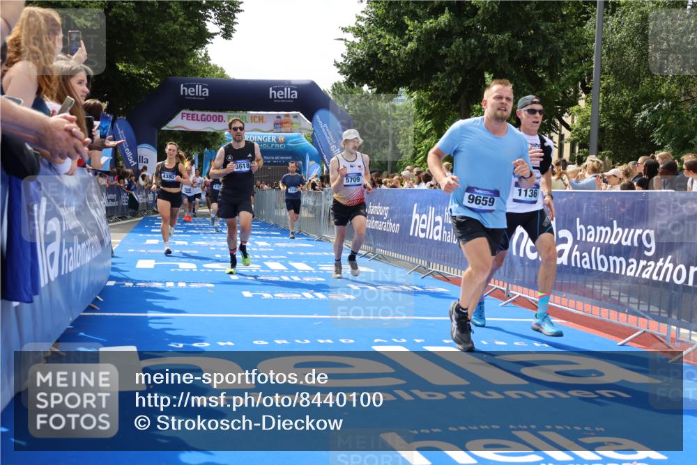 29.06.2025 - hella hamburg halbmarathon Strokosch-Dieckow http://msf.ph/oto/8440100 29.06.2025 10:41:08 Ziel 1136, 2568, 2949, 3332, 3618, 4205, 4380, 4871, 5387, 5709, 6683, 6901, 8122, 9358, 9659, 9711, 9815, 10375, 12434, 12895, 13268, 17100, 17620, 17834, 17971, 18045, 18049 meine-sportfotos.de