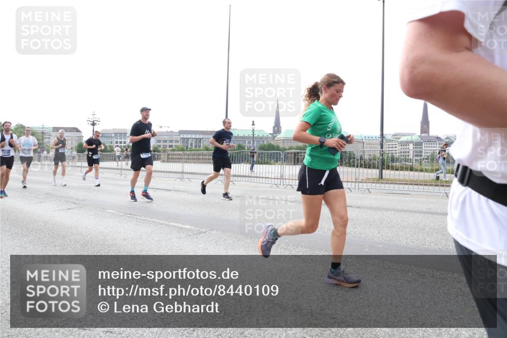 29.06.2025 - hella hamburg halbmarathon Lena Gebhardt http://msf.ph/oto/8440109 29.06.2025 10:29:15 Lombardsbrücke 10198, 4373, 1192, 1230, 1518, 1557, 1661, 1869, 2688, 3179, 3311, 3717, 4161, 4349, 4362, 4373, 4834, 4982, 5167, 5249, 6285, 6345, 6725, 7169, 7449, 8048, 8812, 9714, 10198, 10322, 10641, 10808, 11249, 11792, 11803, 11989, 12086, 12099, 12404, 12442, 12958, 13090, 13382, 14205, 14644, 15143, 15452, 15453, 15952, 15955, 16659, 16662, 16673, 16676, 17496, 18298, 18299, 18414 meine-sportfotos.de