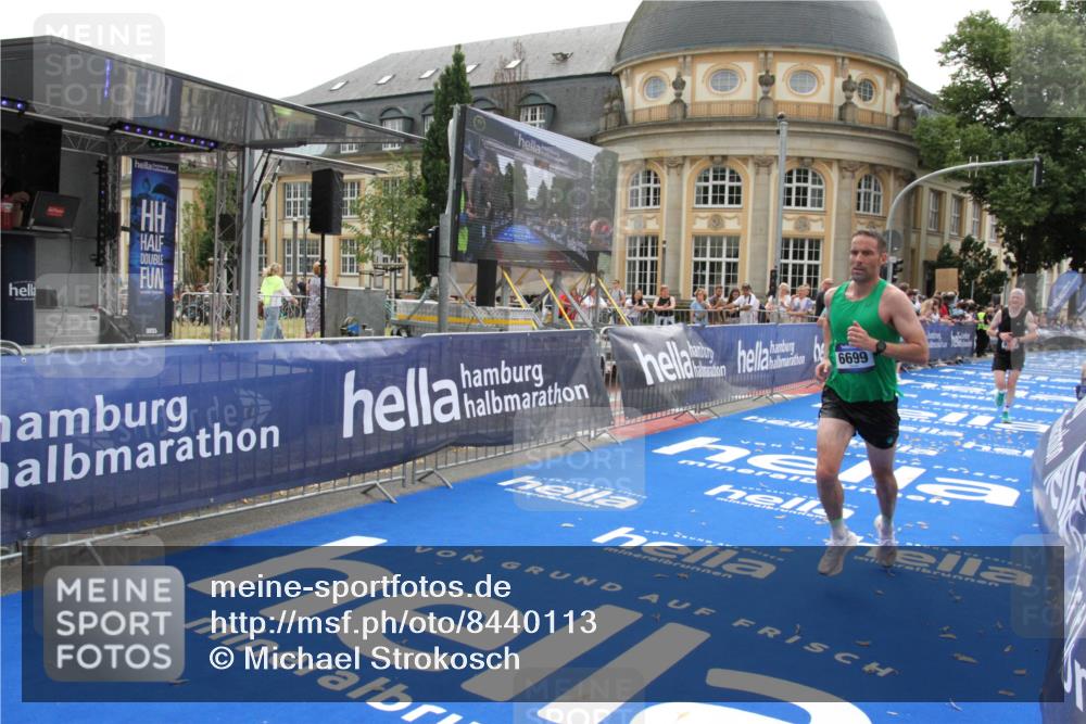 29.06.2025 - hella hamburg halbmarathon Michael Strokosch http://msf.ph/oto/8440113 29.06.2025 10:23:53 Ziel 6699, 7963, 9447, 10780, 12360 meine-sportfotos.de