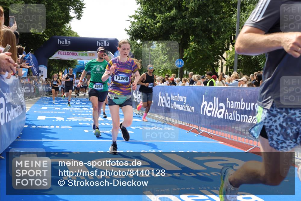 29.06.2025 - hella hamburg halbmarathon Strokosch-Dieckow http://msf.ph/oto/8440128 29.06.2025 10:41:06 Ziel 1136, 2568, 2949, 3332, 3618, 4205, 4380, 4871, 5709, 6550, 6683, 8122, 9358, 9659, 9755, 9815, 10375, 11062, 11922, 12895, 13268, 17100, 17620, 17834, 17971, 18045, 18049 meine-sportfotos.de