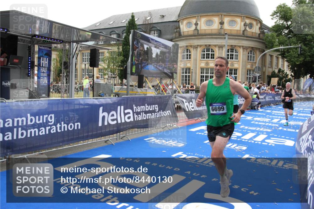 29.06.2025 - hella hamburg halbmarathon Michael Strokosch http://msf.ph/oto/8440130 29.06.2025 10:23:53 Ziel 6699, 7963, 9447, 10780, 12360 meine-sportfotos.de
