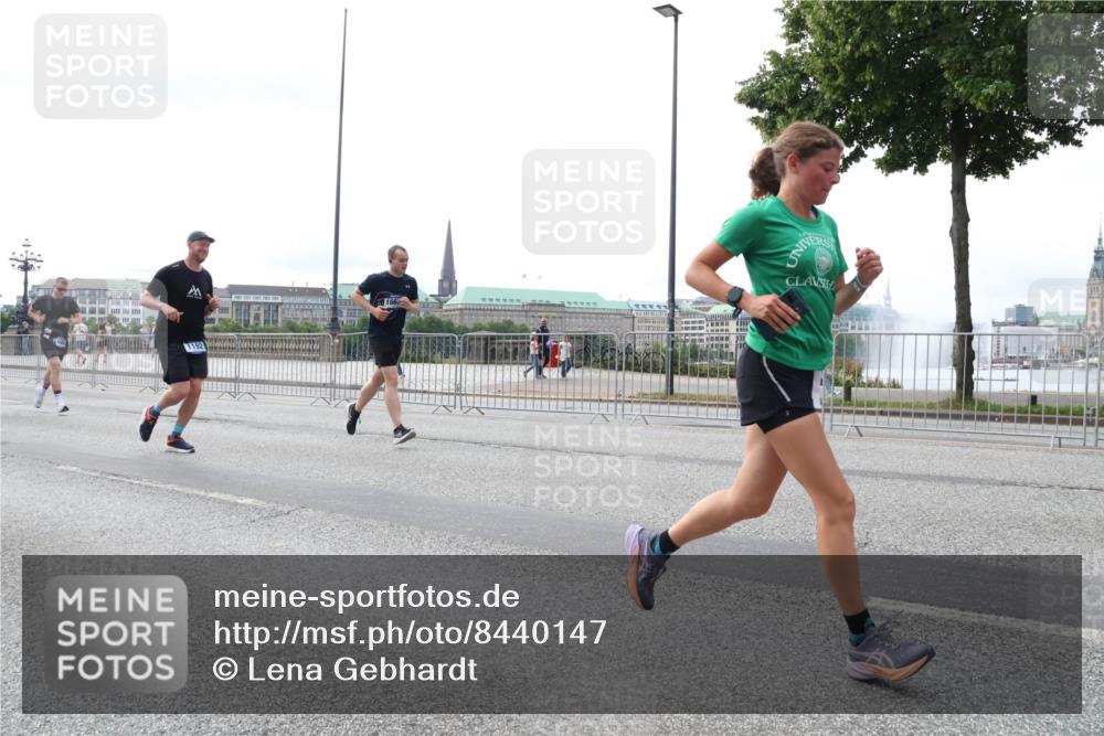 29.06.2025 - hella hamburg halbmarathon Lena Gebhardt http://msf.ph/oto/8440147 29.06.2025 10:29:16 Lombardsbrücke 1230, 1518, 1661, 1869, 2688, 3179, 3311, 3717, 4161, 4349, 4362, 4373, 4834, 4982, 5167, 6285, 6345, 6725, 7169, 7449, 8048, 8812, 9714, 10198, 10322, 10641, 10808, 11249, 11792, 11803, 11989, 12086, 12099, 12404, 12442, 12958, 13090, 13382, 14205, 14644, 15143, 15452, 15453, 15952, 15955, 16659, 16662, 16673, 16676, 17496, 18298, 18299, 18414 meine-sportfotos.de