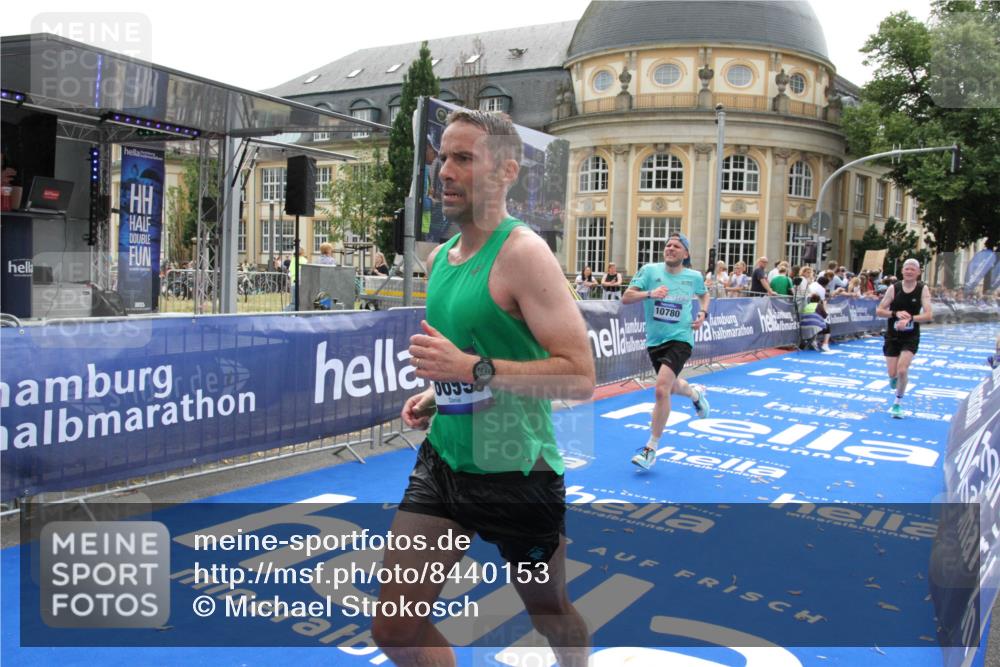 29.06.2025 - hella hamburg halbmarathon Michael Strokosch http://msf.ph/oto/8440153 29.06.2025 10:23:53 Ziel 6699, 7963, 9447, 10780, 12360 meine-sportfotos.de
