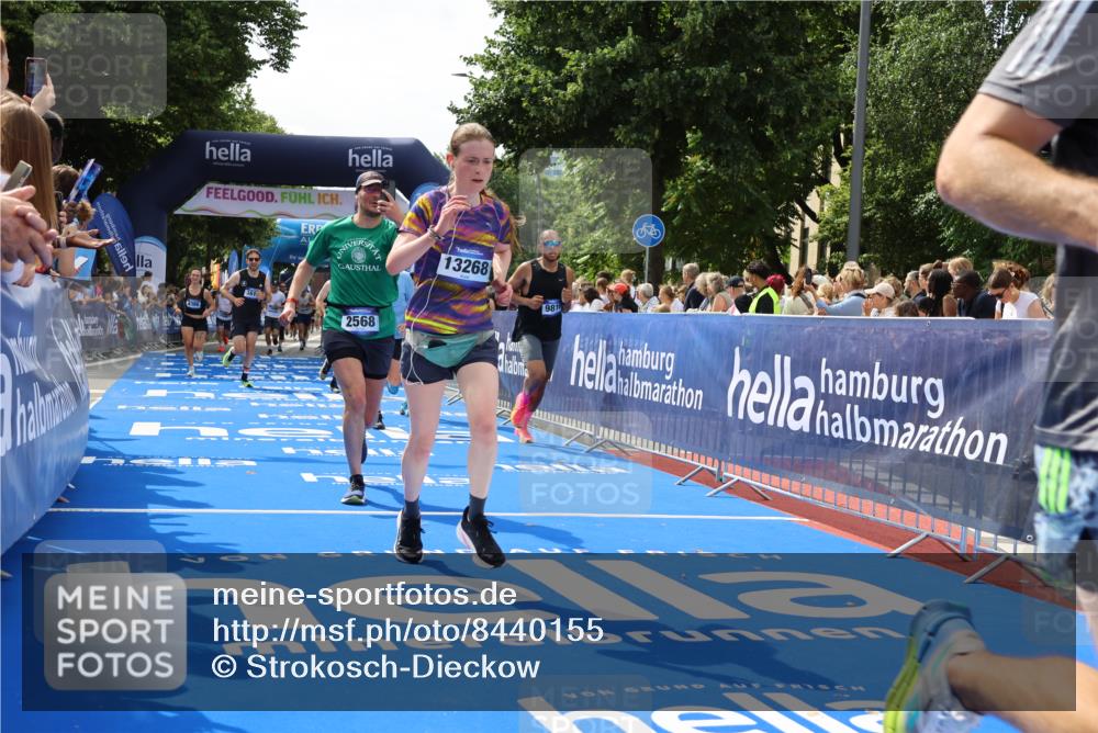 29.06.2025 - hella hamburg halbmarathon Strokosch-Dieckow http://msf.ph/oto/8440155 29.06.2025 10:41:06 Ziel 1136, 2568, 2949, 3332, 3618, 4205, 4380, 4871, 5709, 6550, 6683, 8122, 9358, 9659, 9755, 9815, 10375, 11062, 11922, 12895, 13268, 17100, 17620, 17834, 17971, 18045, 18049 meine-sportfotos.de