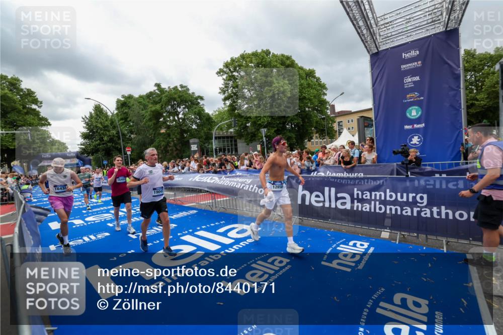 29.06.2025 - hella hamburg halbmarathon Zöllner http://msf.ph/oto/8440171 29.06.2025 10:55:54 Ziel 1179, 2612, 3256, 3668, 4772, 6569, 7221, 7976, 8968, 9246, 12858, 13474, 16401, 16434, 16786, 18125, 18867, 19047 meine-sportfotos.de